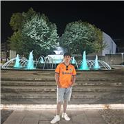 Estudiante de universidad imparte clases de lengua a alumnos de primaria